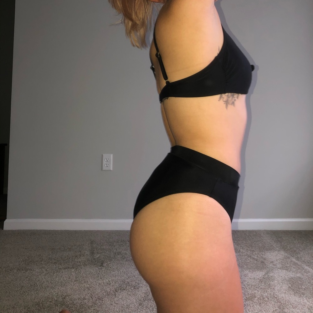 black bikini - Picture 3 of 4